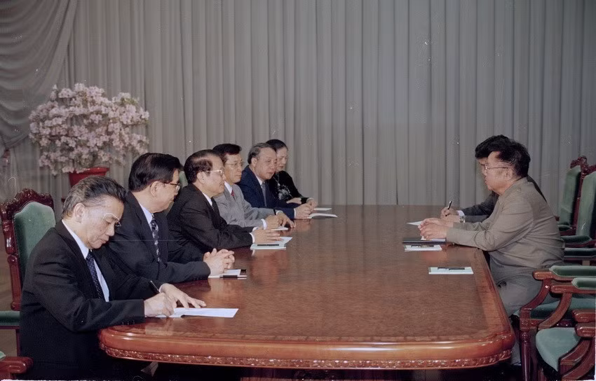 Ngày 4/5/2002, Tổng Bí thư Đảng Lao động Triều Tiên Kim Jong-il hội đàm với Chủ tịch nước Trần Đức Lương tại Thủ đô Bình Nhưỡng, trong khuôn khổ chuyến thăm chính thức CHDCND Triều Tiên từ ngày 2/5-5/5/2002. (Ảnh: Trọng Nghiệp/TTXVN)