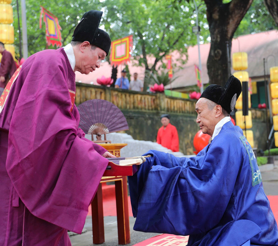 Nghi thức ban quạt thể hiện sự quan tâm đặc biệt của nhà vua dành cho các quan, còn có ý nghĩa sâu sắc là ban "Phúc lành, sức khỏe, bình an". (Ảnh: Thanh Tùng/TTXVN)