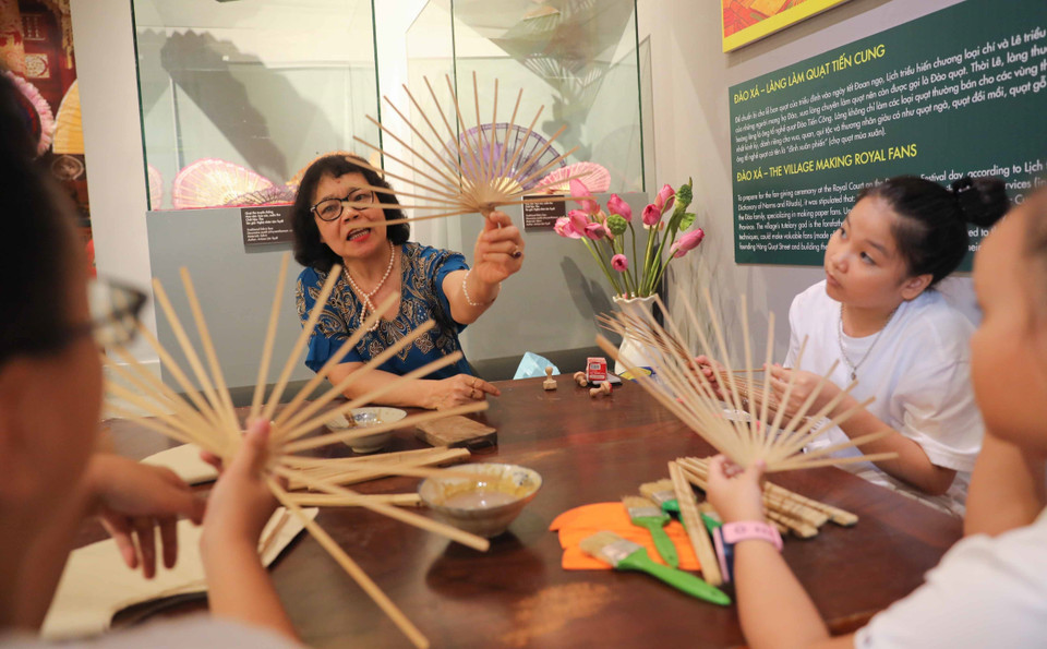 Nhân dịp Tết Đoan Ngọ 2023, sáng 21/6/2023 (tức mùng 4/5 âm lịch), Trung tâm Bảo tồn Di sản Thăng Long - Hà Nội tổ chức chương trình “Tết Đoan Ngọ Thăng Long xưa”. (Ảnh: Thanh Tùng/TTXVN)