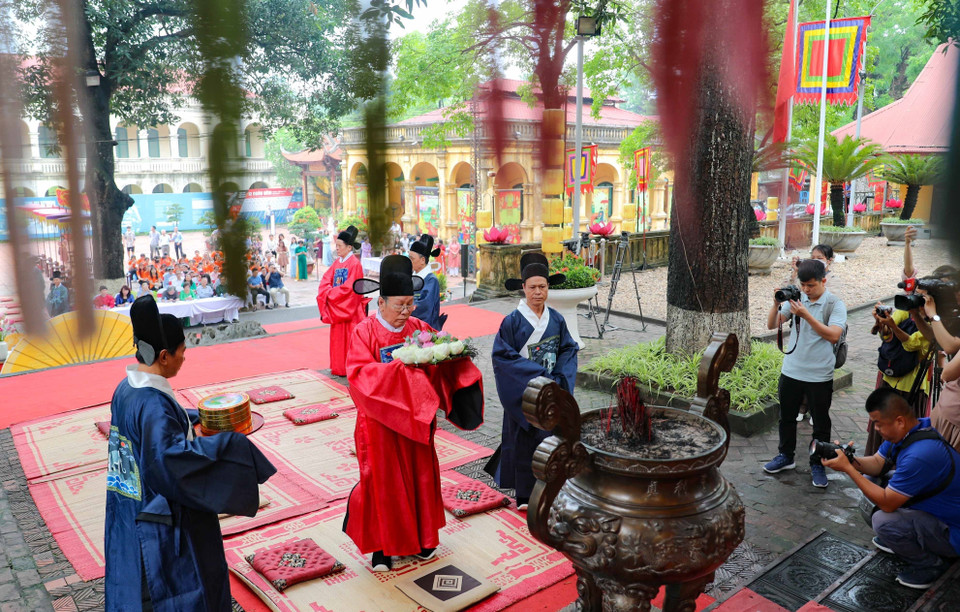 Chương trình nhằm tôn vinh truyền thống văn hóa của dân tộc, phát huy giá trị văn hóa cung đình Thăng Long và mong muốn mang đến cho du khách những sản phẩm du lịch đặc sắc, đậm dấu ấn văn hóa truyền thống. (Ảnh: Thanh Tùng/TTXVN)