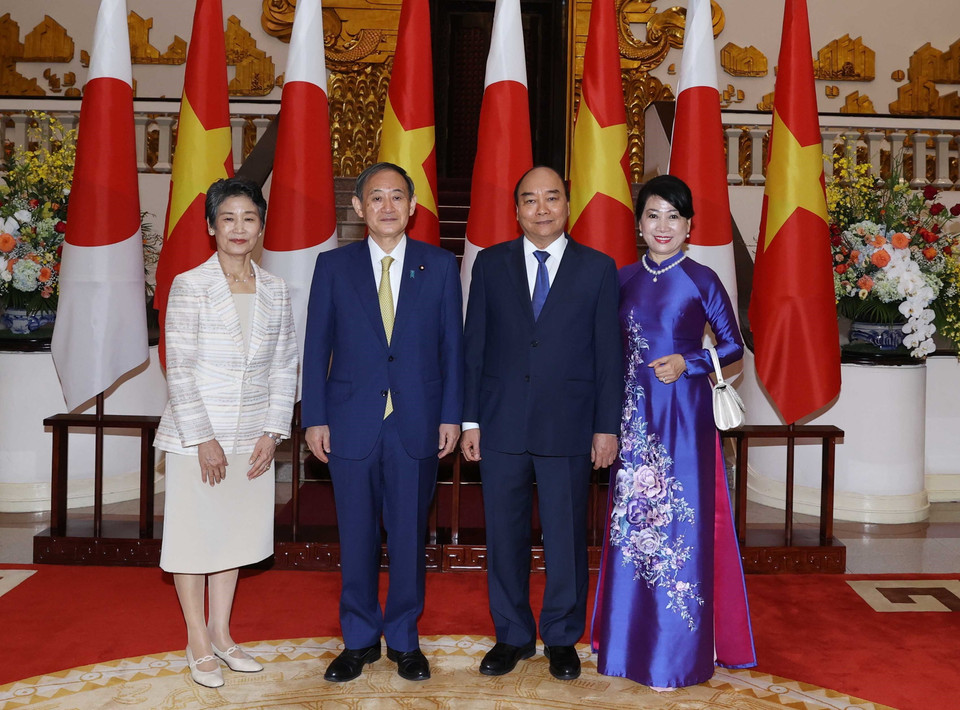 Thủ tướng Nguyễn Xuân Phúc và Phu nhân chụp ảnh chung với Thủ tướng Nhật Bản Suga Yoshihide và Phu nhân tại trụ sở Chính phủ. (Ảnh: Thống Nhất/TTXVN)