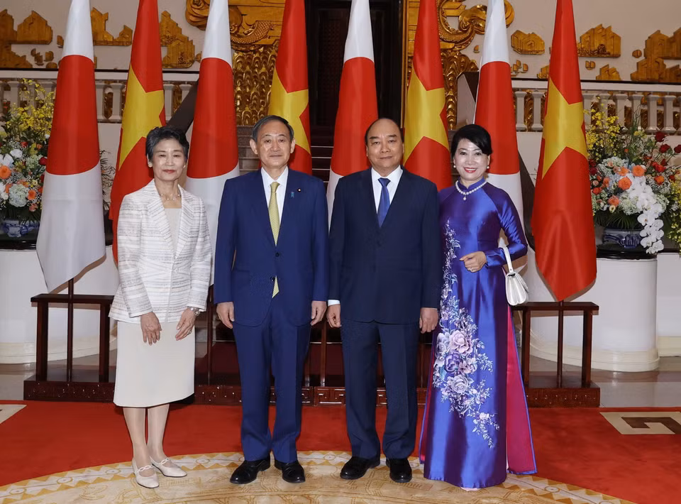 Thủ tướng Nguyễn Xuân Phúc và Phu nhân chụp ảnh chung với Thủ tướng Nhật Bản Suga Yoshihide và Phu nhân tại trụ sở Chính phủ. (Ảnh: Thống Nhất/TTXVN)