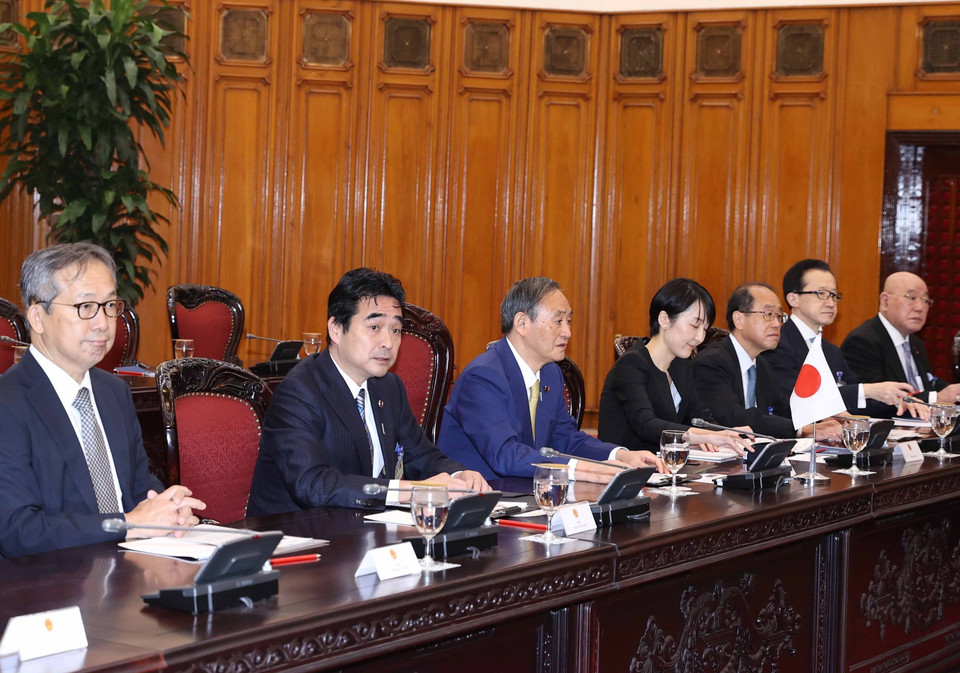 Thủ tướng Nhật Bản Suga Yoshihide cùng Đoàn đại biểu cấp cao Chính phủ Nhật Bản tại buổi hội đàm. (Ảnh: Thống Nhất/TTXVN)
