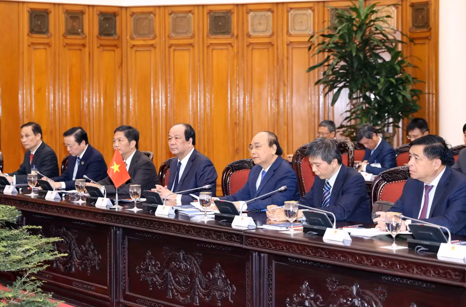 Thủ tướng Nguyễn Xuân Phúc cùng Đoàn đại biểu cấp cao Chính phủ Việt Nam tại buổi hội đàm. (Ảnh: Thống Nhất/TTXVN)