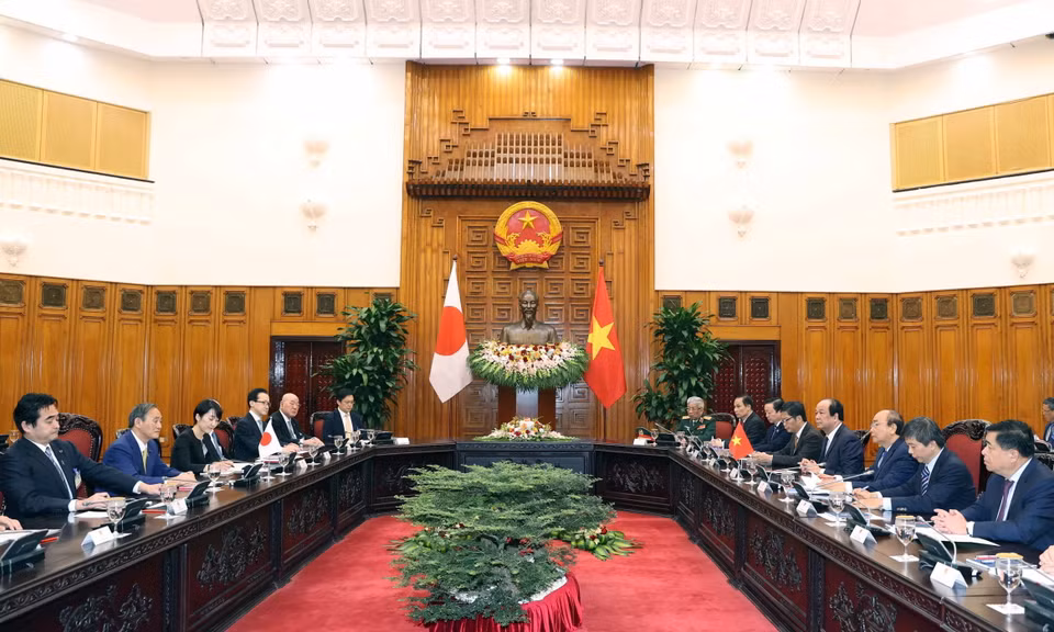 Thủ tướng Nguyễn Xuân Phúc và Thủ tướng Nhật Bản Suga Yoshihide chủ trì buổi hội đàm. (Ảnh: Thống Nhất/TTXVN)