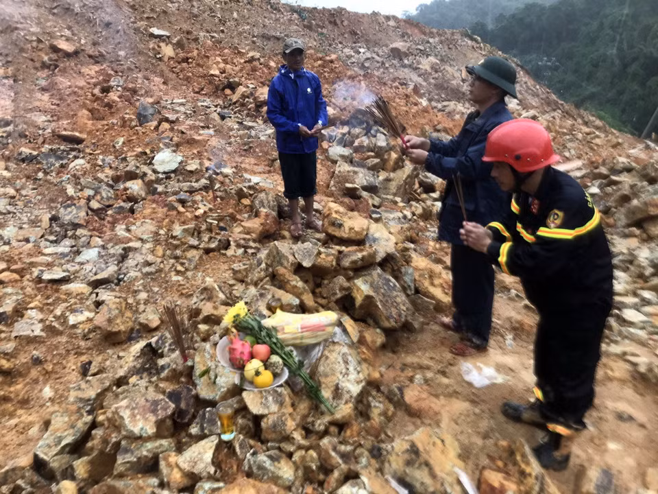 ...trong đó có một điểm vùi lấp 15 người, một điểm vùi lấp 2 người. (Ảnh: TTXVN phát)