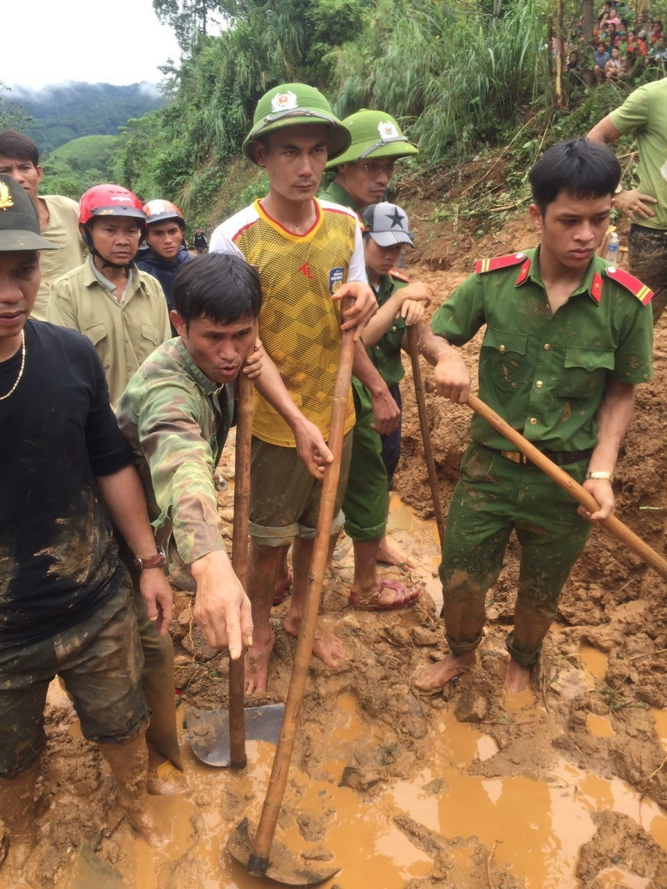 Lực lượng chức năng và người dân tìm kiếm nạn nhân bị vùi lấp do sạt lở núi ở thôn Tà Rùng, xã Húc, huyện Hướng Hóa. (Ảnh: TTXVN phát)