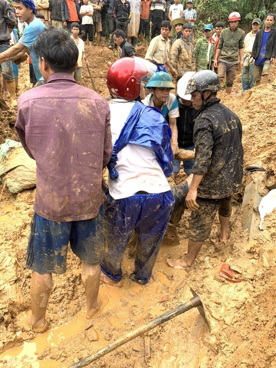 Lực lượng chức năng và người dân tìm kiếm nạn nhân bị vùi lấp do sạt lở núi ở thôn Tà Rùng, xã Húc, huyện Hướng Hóa. (Ảnh: TTXVN phát)