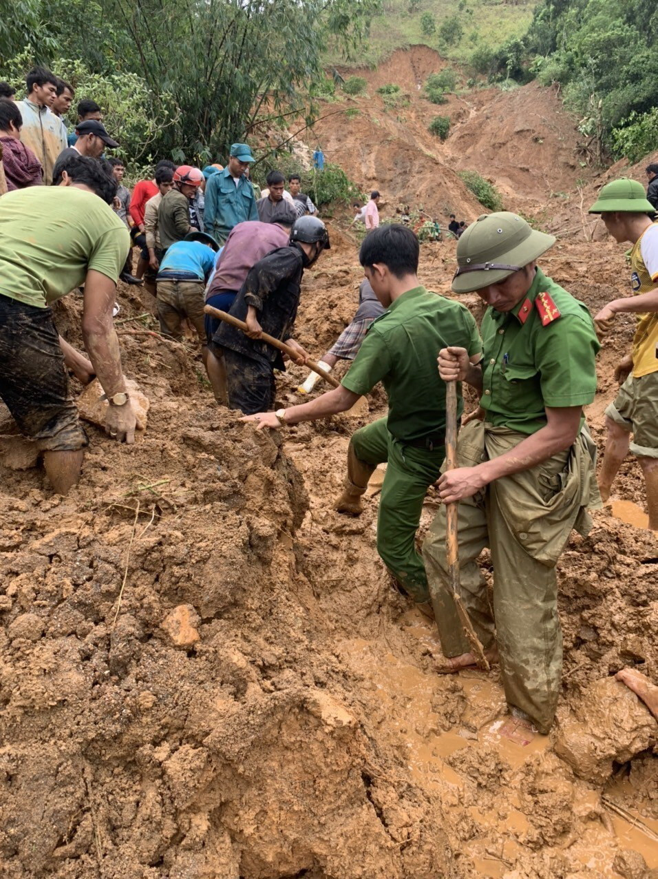 Tìm kiếm nạn nhân bị vùi lấp do sạt lở núi ở thôn Tà Rùng, xã Húc, huyện Hướng Hóa. (Ảnh: TTXVN phát)