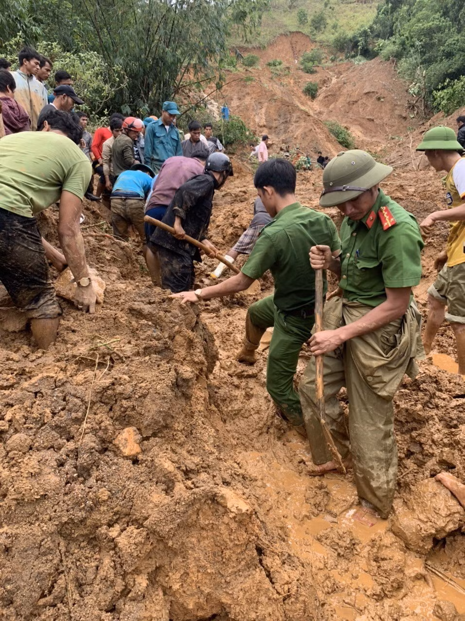 Tìm kiếm nạn nhân bị vùi lấp do sạt lở núi ở thôn Tà Rùng, xã Húc, huyện Hướng Hóa. (Ảnh: TTXVN phát)