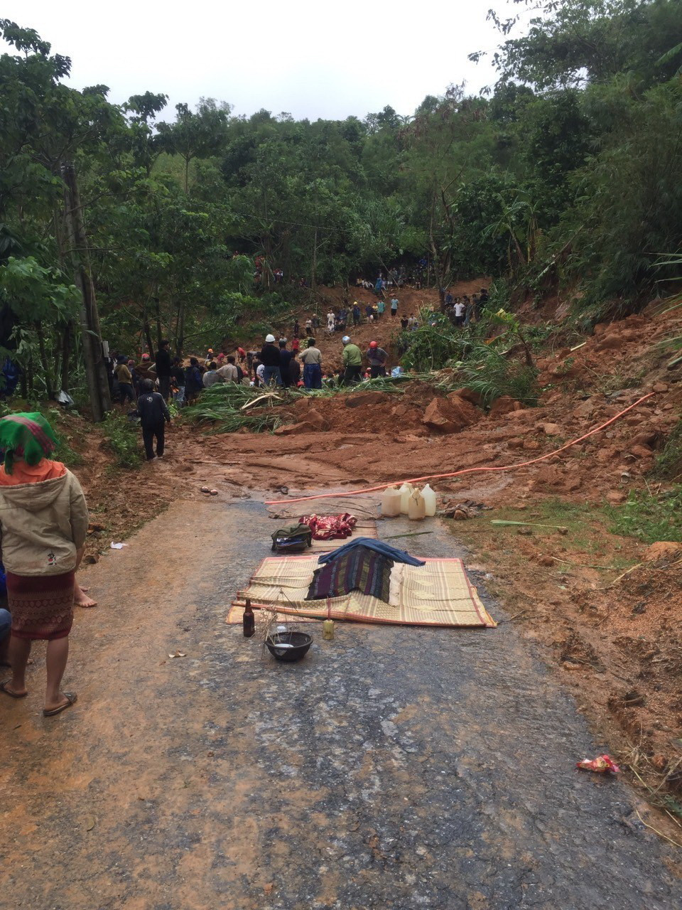 Lực lượng chức năng và người dân tìm kiếm nạn nhân bị vùi lấp do sạt lở núi ở thôn Tà Rùng, xã Húc, huyện Hướng Hóa. (Ảnh: TTXVN phát)