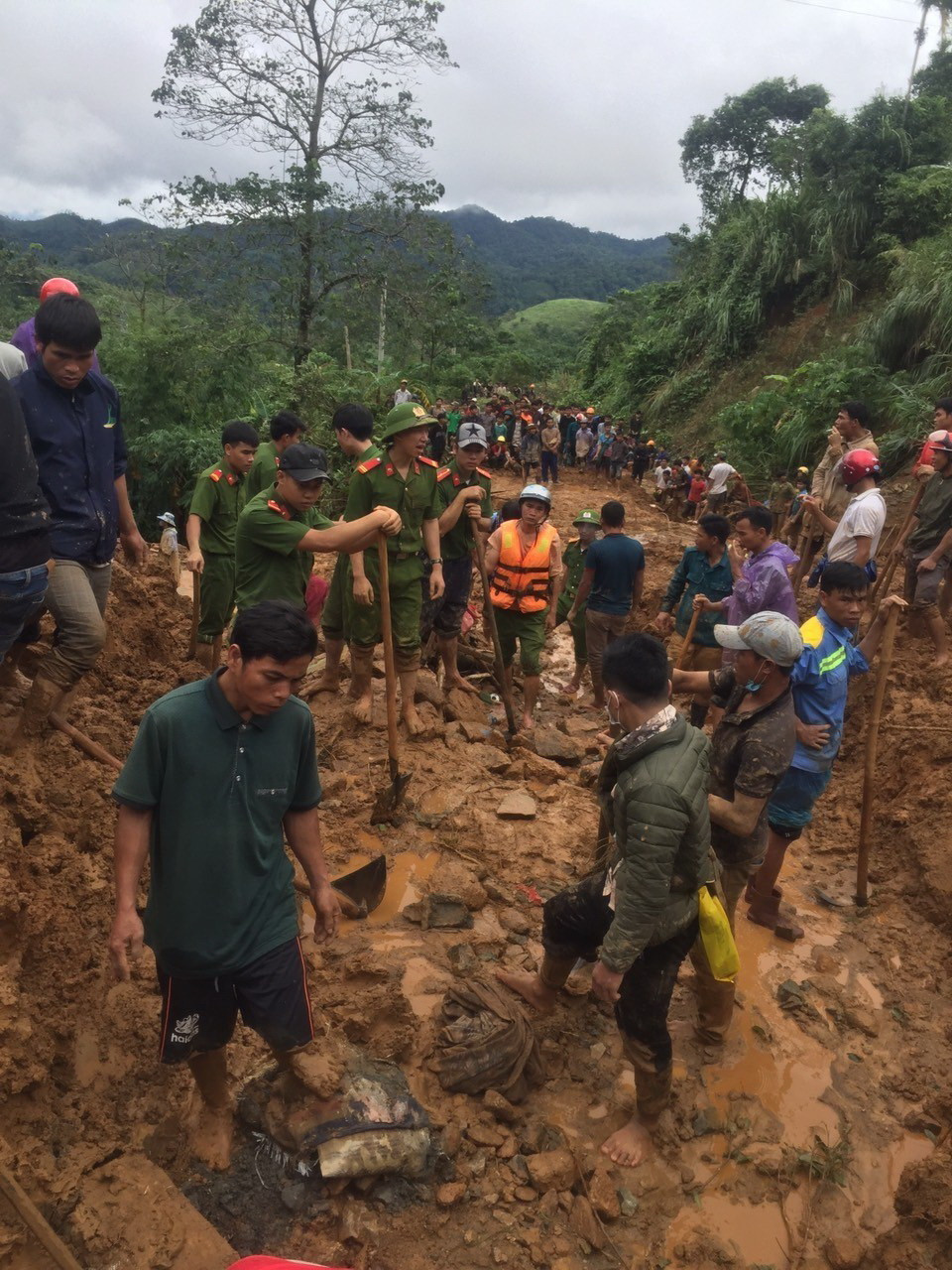 Lực lượng chức năng và người dân tìm kiếm nạn nhân bị vùi lấp do sạt lở núi ở thôn Tà Rùng, xã Húc, huyện Hướng Hóa. (Ảnh: TTXVN phát)