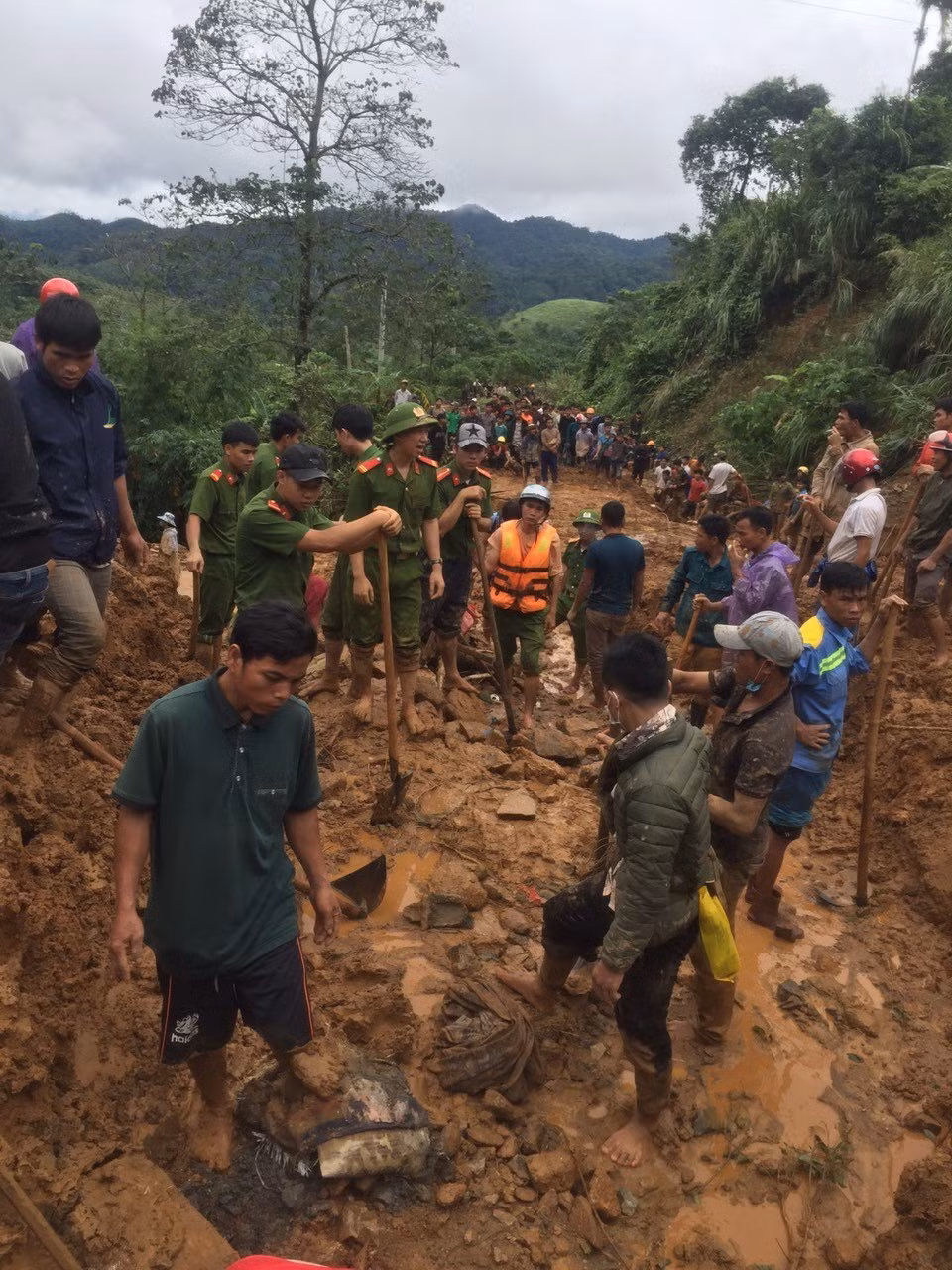 Lực lượng chức năng và người dân tìm kiếm nạn nhân bị vùi lấp do sạt lở núi ở thôn Tà Rùng, xã Húc, huyện Hướng Hóa. (Ảnh: TTXVN phát)