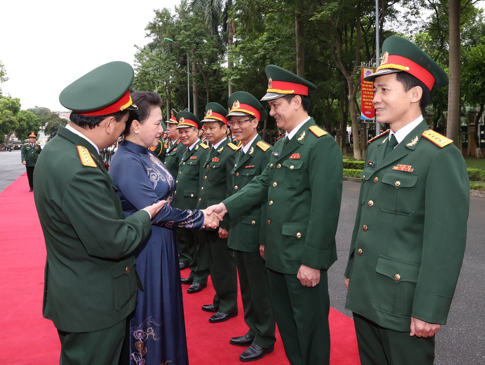 Chủ tịch Quốc hội Nguyễn Thị Kim Ngân với các đồng chí lãnh đạo Báo Quân đội nhân dân. (Ảnh: Trọng Đức/TTXVN)