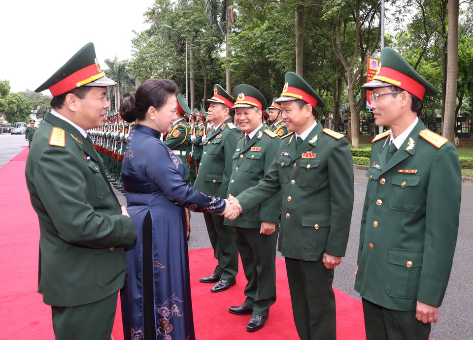 Chủ tịch Quốc hội Nguyễn Thị Kim Ngân với các đồng chí lãnh đạo Báo Quân đội nhân dân. (Ảnh: Trọng Đức/TTXVN)