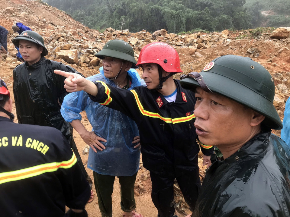 Lực lượng cứu hộ tiếp cận hiện trường vụ sạt lở núi tại Thủy điện Rào Trăng 3. (Ảnh: TTXVN phát)