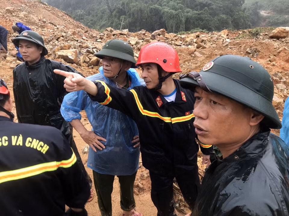 Lực lượng cứu hộ tiếp cận hiện trường vụ sạt lở núi tại Thủy điện Rào Trăng 3. (Ảnh: TTXVN phát)