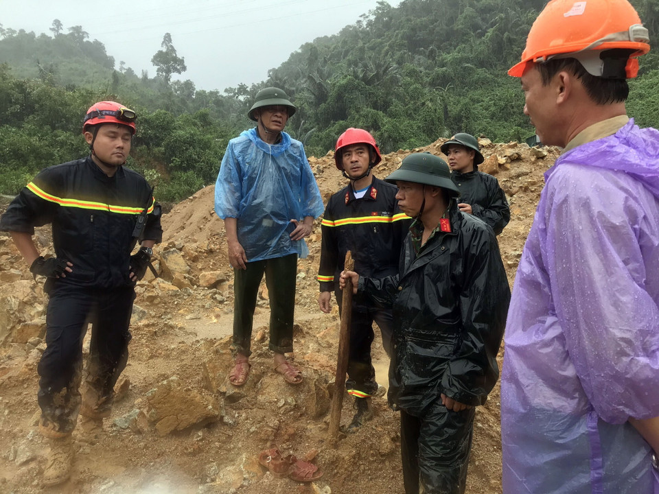 Lực lượng cứu hộ tiếp cận hiện trường vụ sạt lở núi tại Thủy điện Rào Trăng 3. (Ảnh: TTXVN phát)