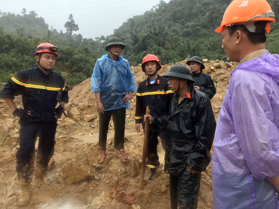 Lực lượng cứu hộ tiếp cận hiện trường vụ sạt lở núi tại Thủy điện Rào Trăng 3. (Ảnh: TTXVN phát)
