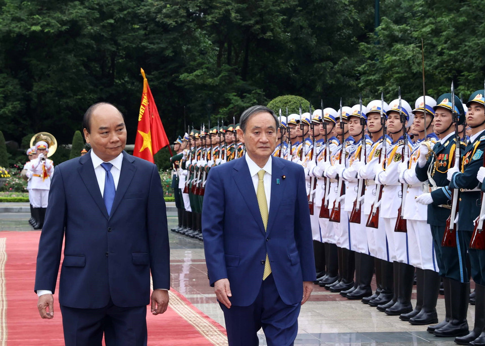 Thủ tướng Nguyễn Xuân Phúc và Thủ tướng Nhật Bản Suga Yoshihide duyệt đội danh dự QĐND Việt Nam. (Ảnh: Thống Nhất/TTXVN)