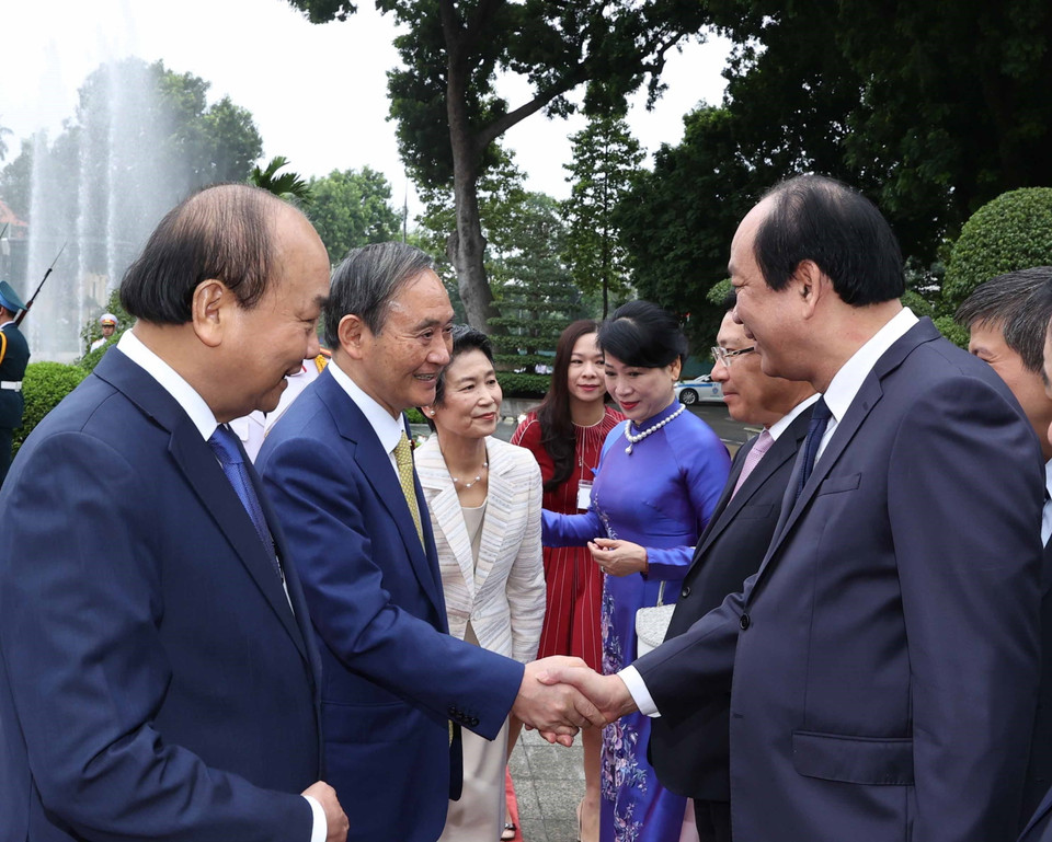 Thủ tướng Nhật Bản Suga Yoshihide với các thành viên chính thức Đoàn đại biểu Việt Nam tại Lễ đón. (Ảnh: Thống Nhất/TTXVN)