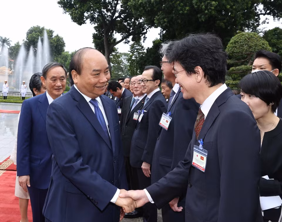 Thủ tướng Nguyễn Xuân Phúc với các thành viên chính thức Đoàn đại biểu Nhật Bản tại Lễ đón. (Ảnh: Thống Nhất/TTXVN)