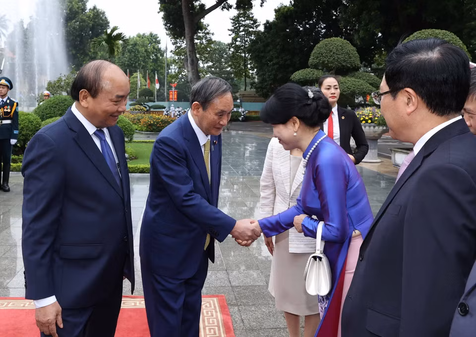 Thủ tướng Nguyễn Xuân Phúc và Phu nhân tại Lễ đón Thủ tướng Nhật Bản Suga Yoshihide và Phu nhân. (Ảnh: Thống Nhất/TTXVN)