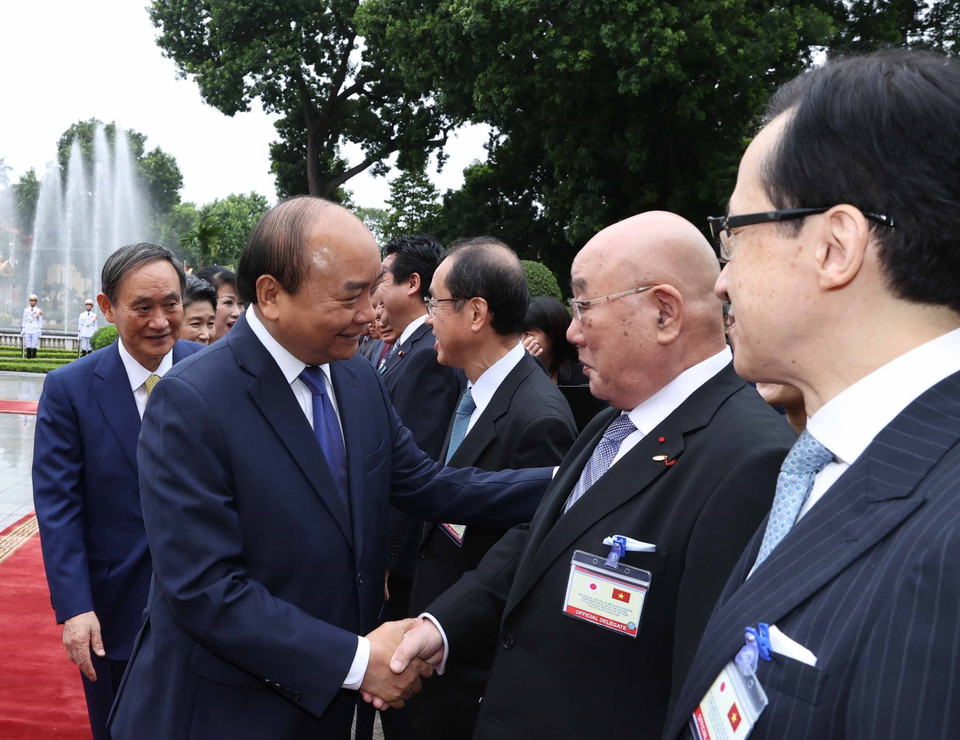 Thủ tướng Nguyễn Xuân Phúc với các thành viên chính thức Đoàn đại biểu Nhật Bản tại Lễ đón. (Ảnh: Thống Nhất/TTXVN)