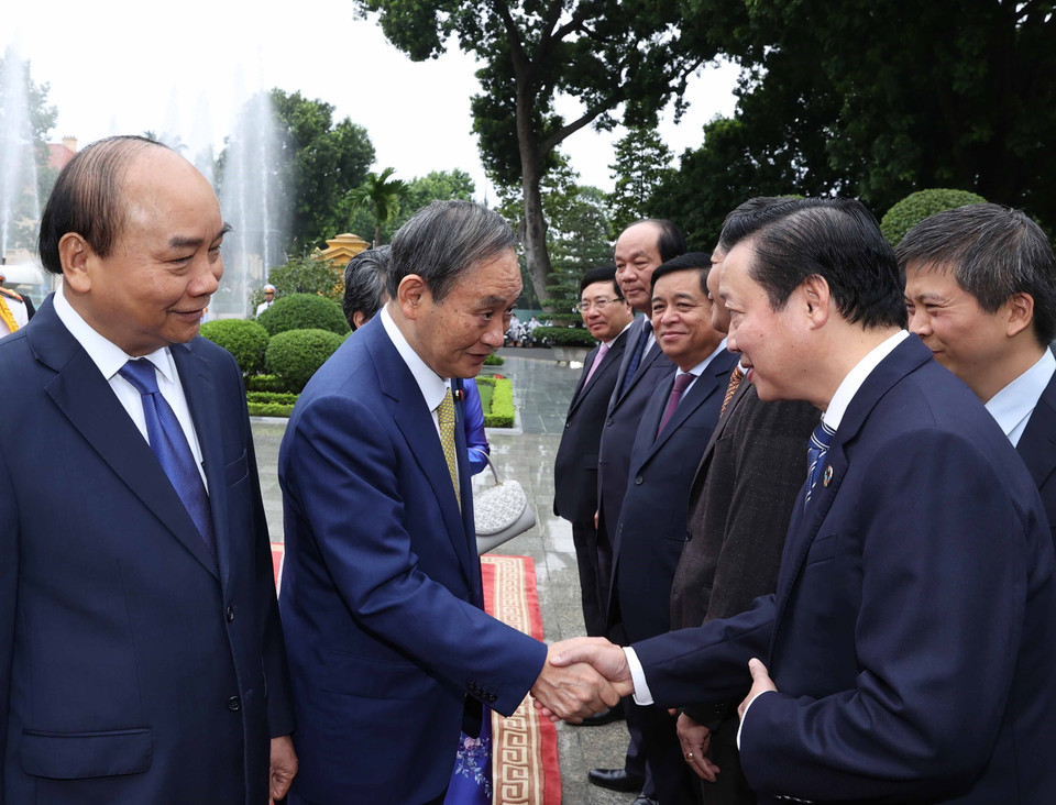 Thủ tướng Nhật Bản Suga Yoshihide với các thành viên chính thức Đoàn đại biểu Việt Nam tại Lễ đón. (Ảnh: Thống Nhất/TTXVN)