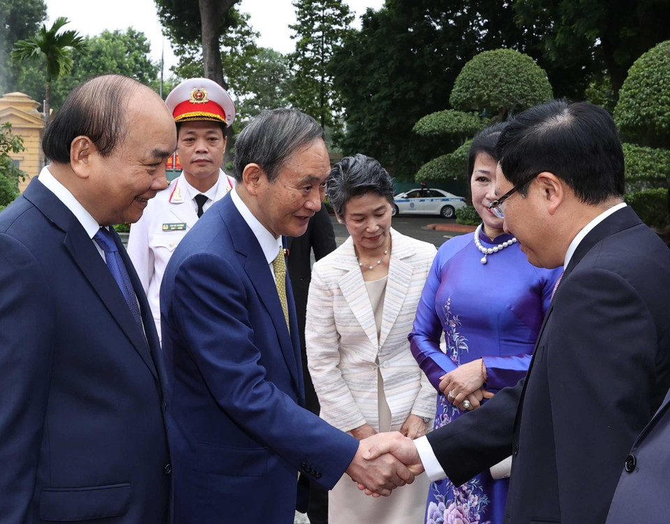 Thủ tướng Nhật Bản Suga Yoshihide với các thành viên chính thức Đoàn đại biểu Việt Nam tại Lễ đón. (Ảnh: Thống Nhất/TTXVN)