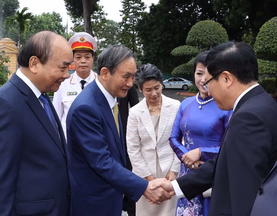 Thủ tướng Nhật Bản Suga Yoshihide với các thành viên chính thức Đoàn đại biểu Việt Nam tại Lễ đón. (Ảnh: Thống Nhất/TTXVN)