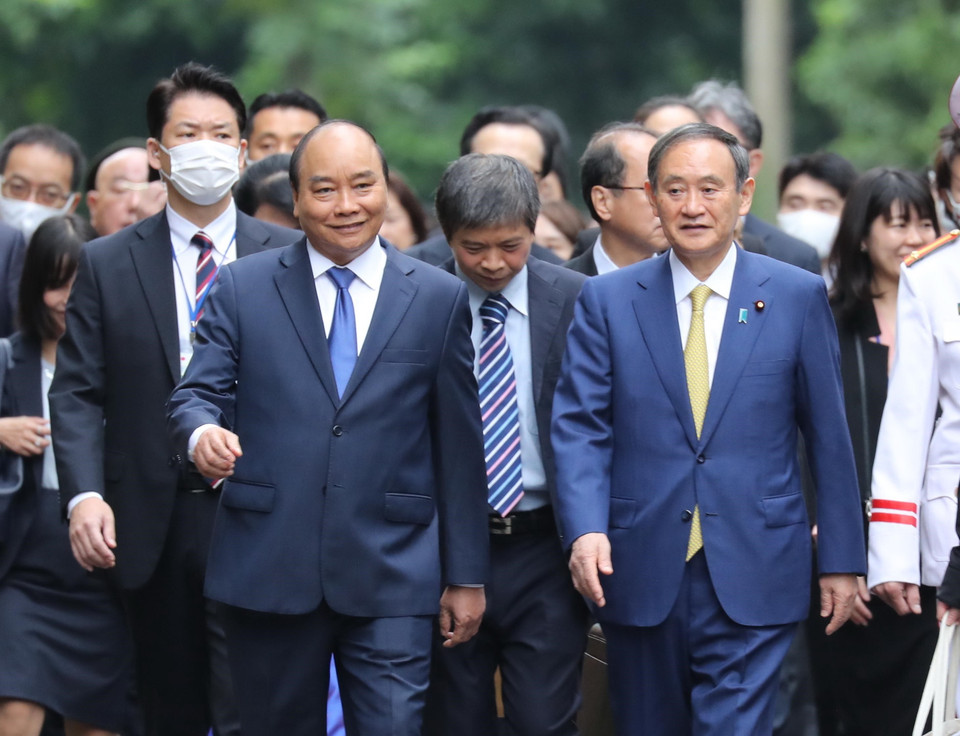 Thủ tướng Nguyễn Xuân Phúc và Thủ tướng Nhật Bản Suga Yoshihide từ nơi đón chính thức đến phòng hội đàm. (Ảnh: Lâm Khánh/TTXVN)