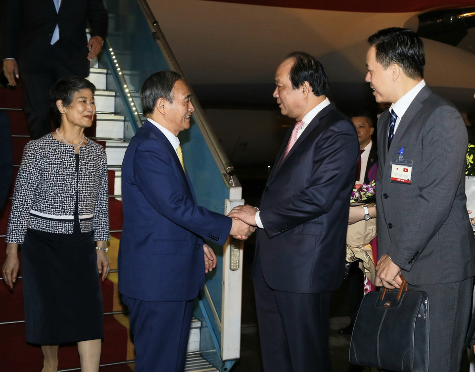 Bộ trưởng, Chủ nhiệm Văn phòng Chính phủ Mai Tiến Dũng đón Thủ tướng Nhật Bản Suga Yoshihide và Phu nhân tại sân bay quốc tế Nội Bài (Hà Nội). (Ảnh: Doãn Tấn/TTXVN)