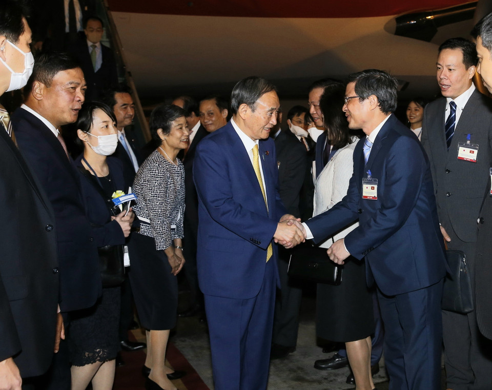 Đại diện lãnh đạo các bộ, ngành đón Thủ tướng Nhật Bản Suga Yoshihide và Phu nhân tại sân bay quốc tế Nội Bài. (Ảnh: Doãn Tấn/TTXVN)
