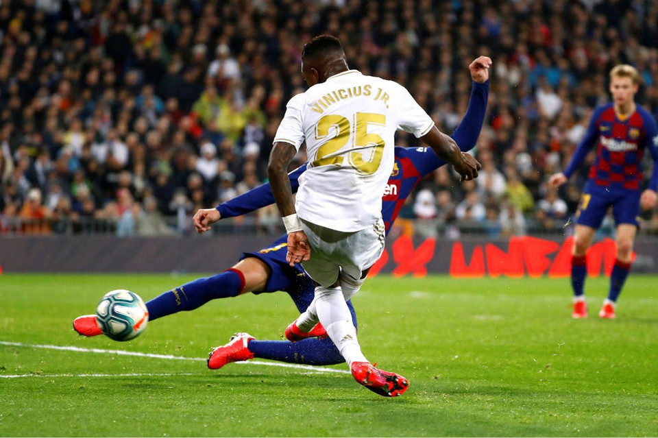 Vinicius chính là người đã ghi bàn mở tỷ số cho Real sau khi cú sút của anh đưa bóng đập trúng chân Pique đổi huống đi vào lưới Barcelona ở phút 71.