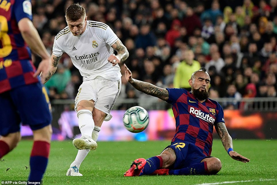 Sang hiệp 2, Real Madrid chủ động chơi tấn công, tạo ra sức ép rất lớn về phía Barcelona.