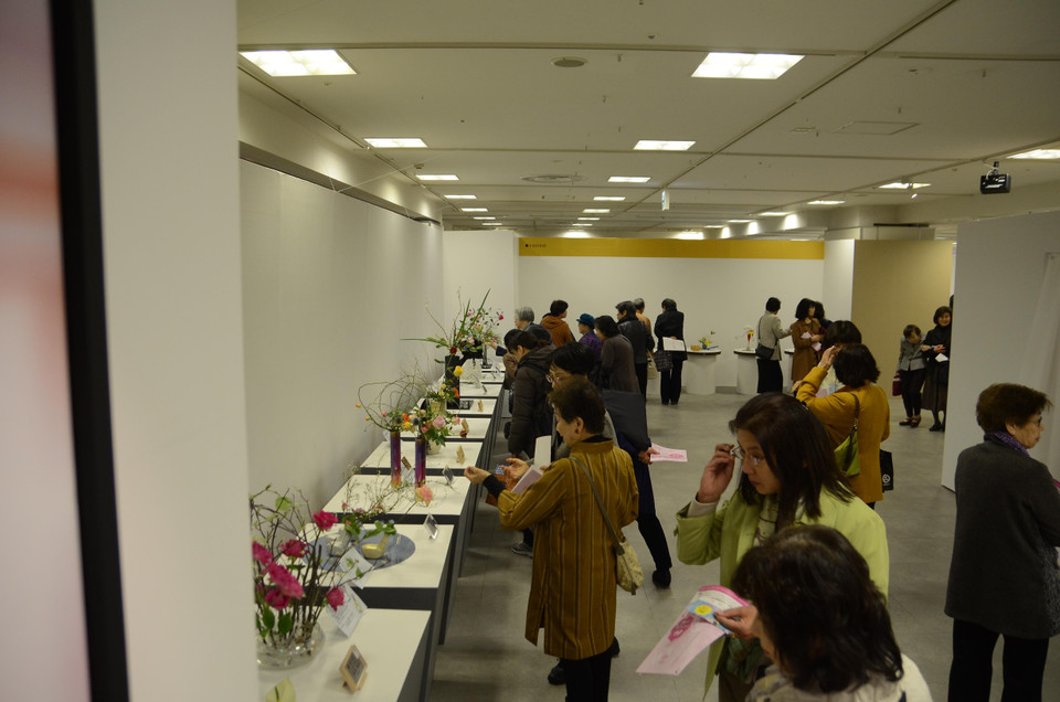 Triển lãm thu hút đông đảo khách tham quan. (Ảnh: Tuyến Nguyễn-Thành Hữu/Vietnam+)