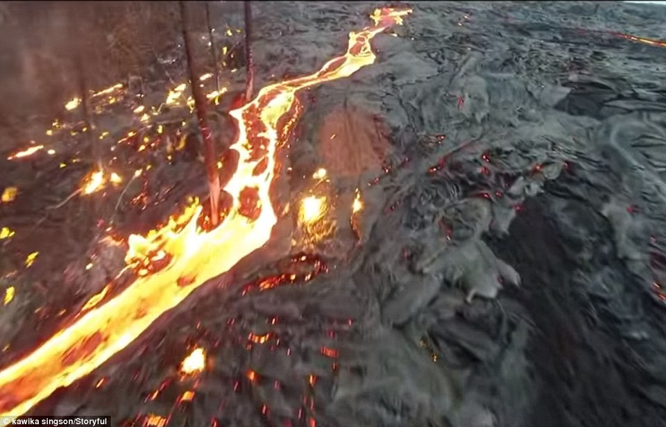 Dòng dung nham đổ ra biển. (Nguồn: DailyMail)