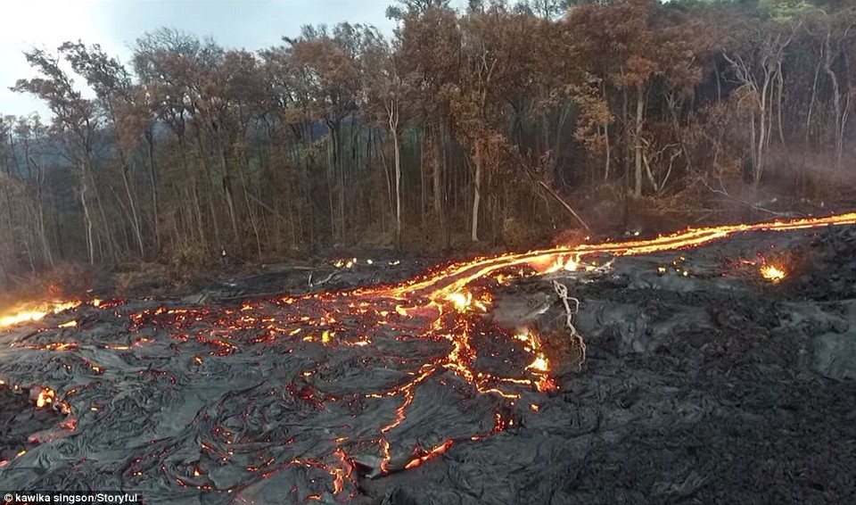 Một khu vực trống rộng lớn ngập tràn những dòng dung nham. (Nguồn: DailyMail)