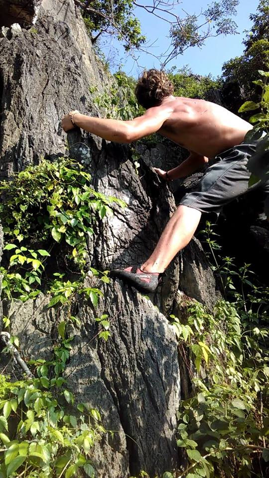 Hiện, lực lượng cứu hộ đang phối hợp với Công ty trách nhiệm hữu hạn dịch vụ du lịch cáp treo Fansipan Sa Pa đưa thi thể du khách ra khỏi rừng. (Nguồn: Facebook)