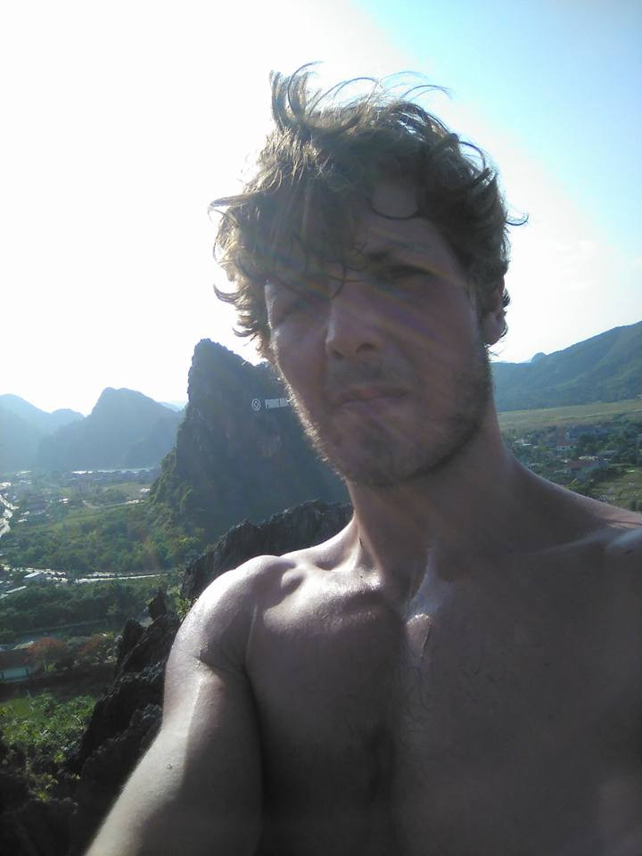 Aiden Shaw Webb chụp selfie khi ghé thăm Phong Nha. (Nguồn: Facebook)