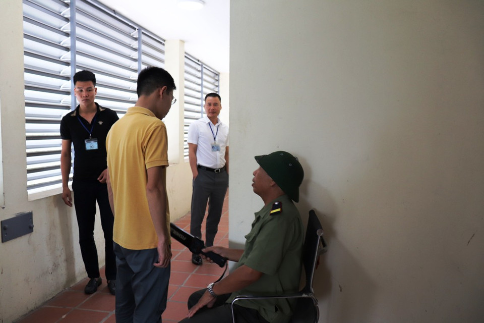 Thậm chí, có nhân viên ngay trước cửa vào phòng với máy quét kim loại để nhằm đảm bảo công tác sát hạch nghiêm minh chặt chẽ. (Ảnh: Việt Hùng/Vietnam+)
