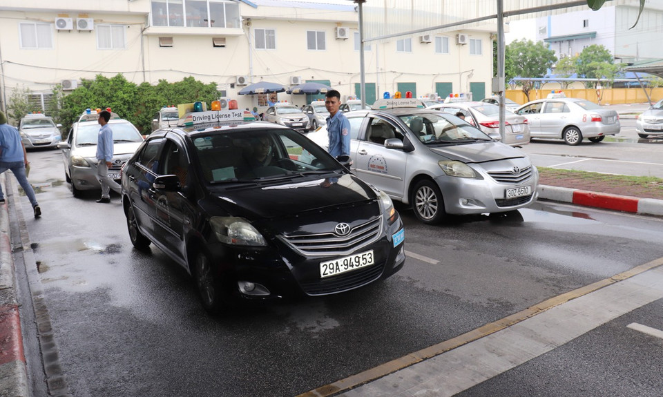 Xe sát hạch được Trung tâm sát hạch và cấp giấy phép lái xe ôtô Đức Thịnh đầu tư xe mới, đáp ứng đầy đủ các quy định của Bộ Giao thông Vận tải, trong đó bắt buộc phải chấm điểm bằng chip tự động gắn trên mỗi xe. (Ảnh: Việt Hùng/Vietnam+)