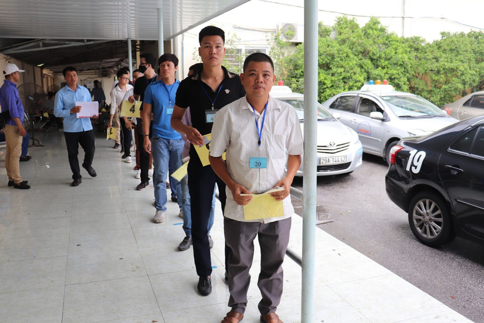 Sau khi thi xong lý thuyết, học viên sẽ được phát số báo danh để tới phần thi thực hành sa hình. (Ảnh: Việt Hùng/Vietnam+)