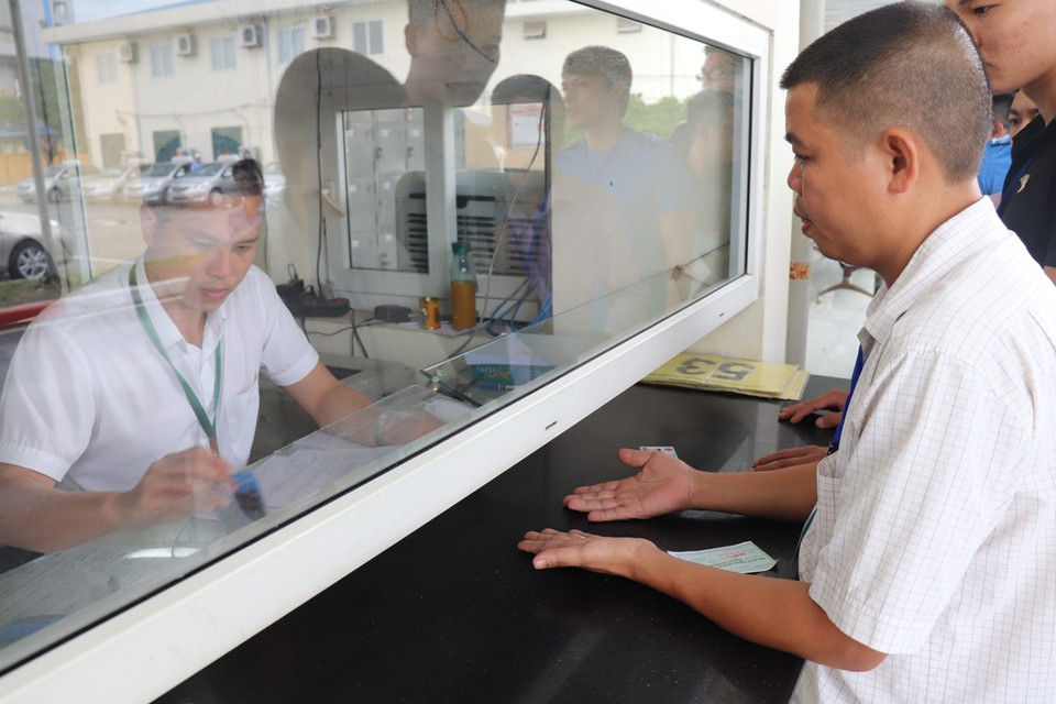 Giáo viên ngoài nhiệm vụ làm thủ tục sẽ kiểm tra trực quan kỹ càng bàn tay và ngón tay xem thí sinh có bị khuyết tật hay các khiếm khuyết. (Ảnh: Việt Hùng/Vietnam+)