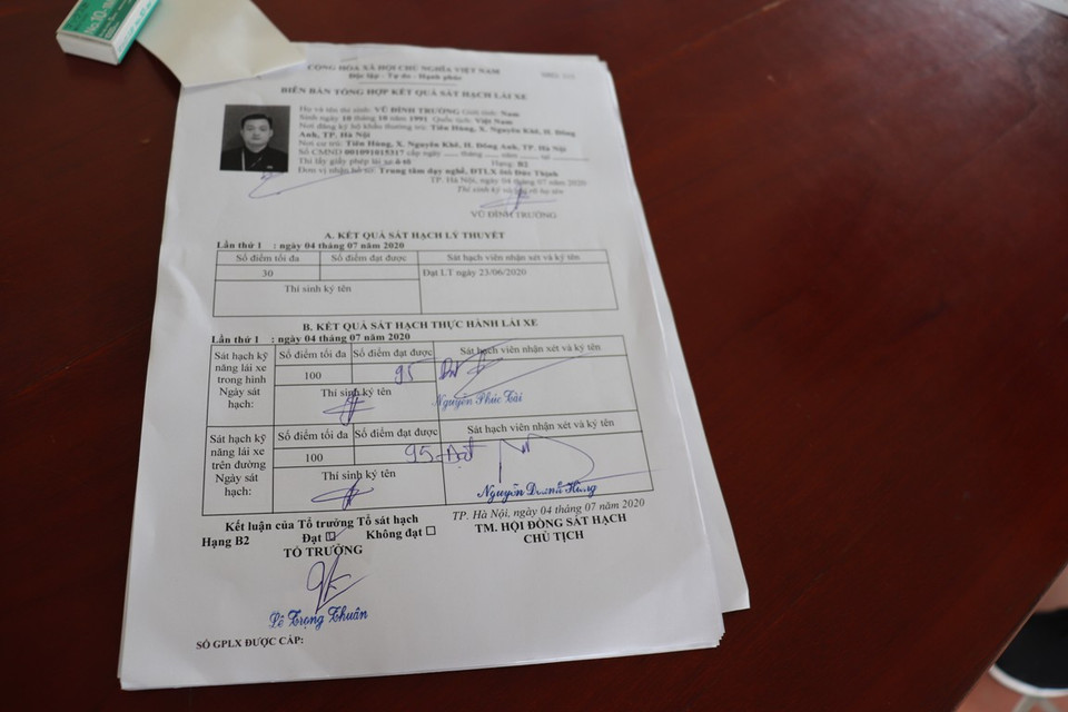 Học viên phải đạt 80/100 điểm sẽ đạt phần thi thực hành sát hạch lái xe, còn với lý thuyết sẽ là 26/30 câu hỏi. (Ảnh: Việt Hùng/Vietnam+)