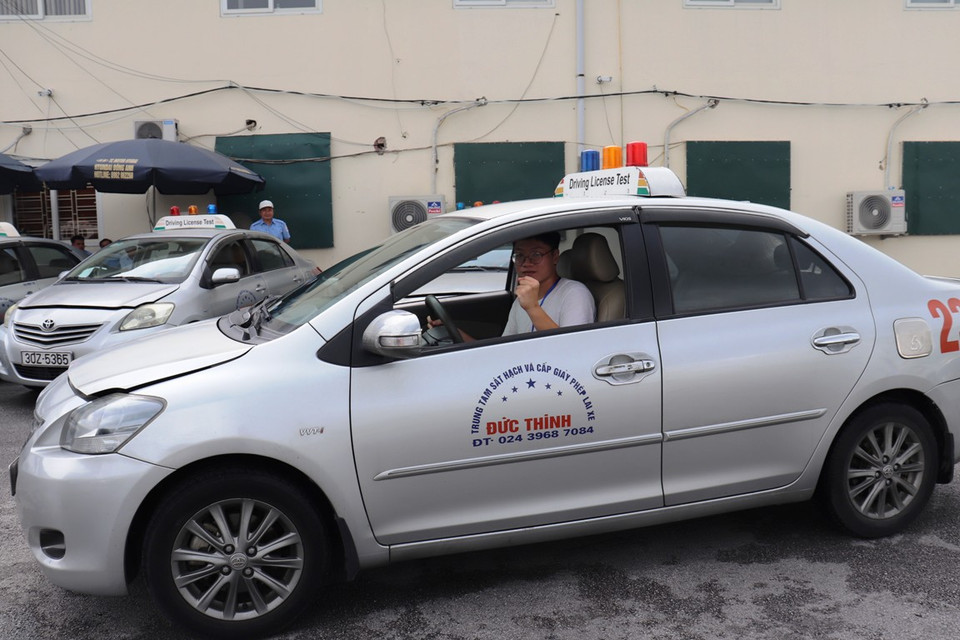 Niềm vui của thí sinh khi đỗ thực hành lái xe. (Ảnh: Việt Hùng/Vietnam+)
