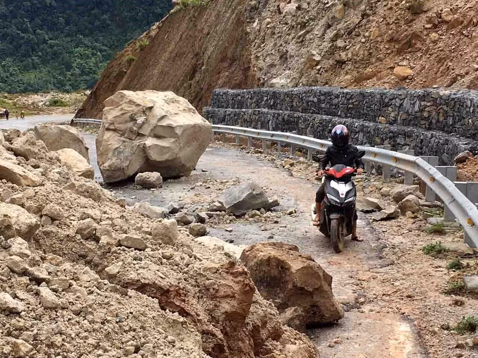 Hàng nghìn tấn đất đá bị sạt lở rơi xuống đường làm ảnh hưởng nghiêm trọng đến việc đi lại của người dân. (Ảnh: Công Tuyên/TTXVN)