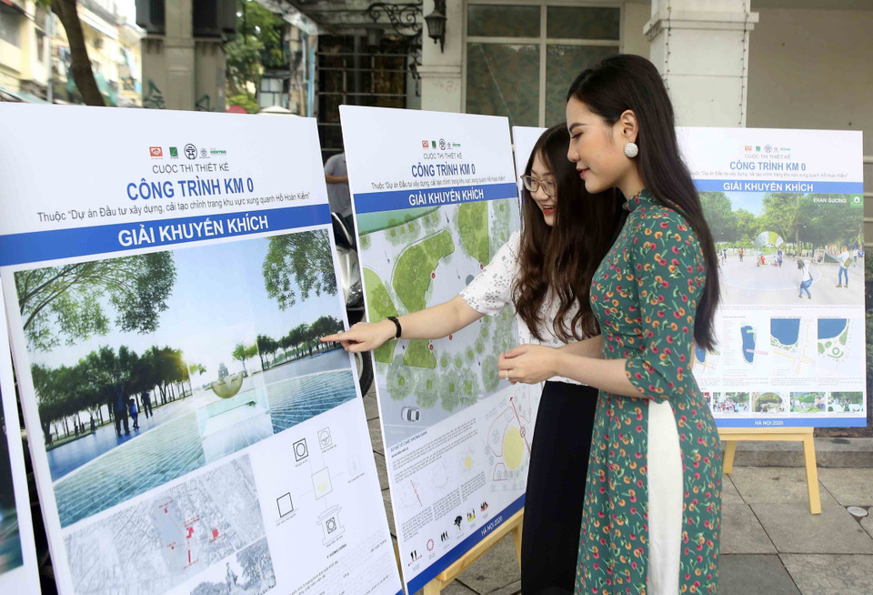 Người dân tham quan triển lãm. (Ảnh: Tuấn Đức/TTXVN)