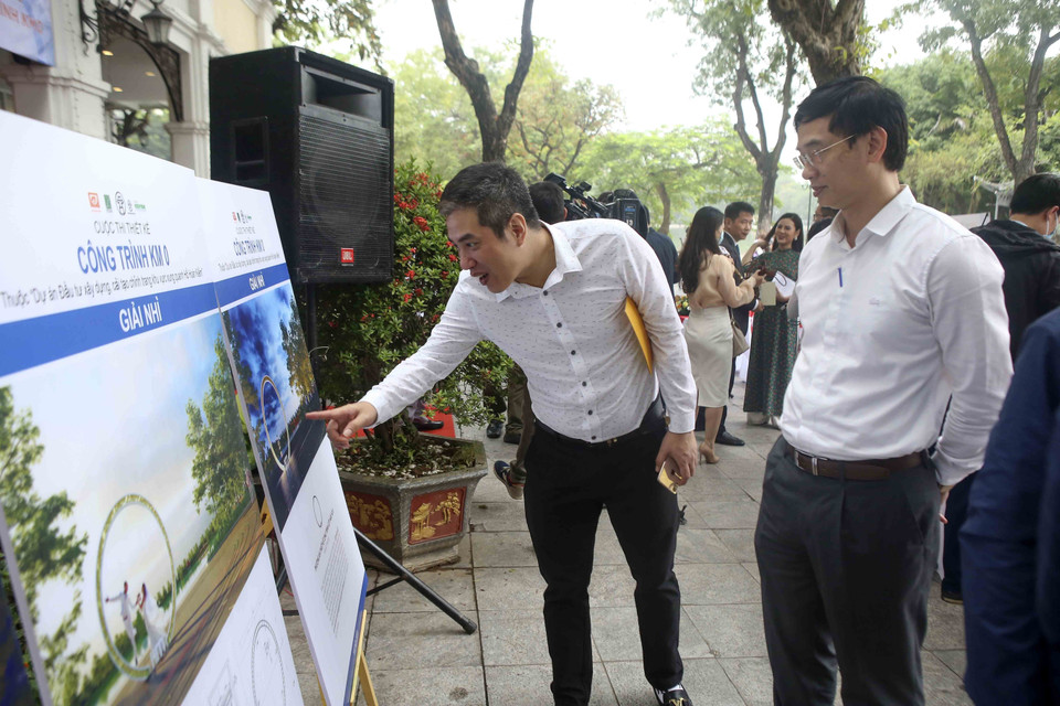 Người dân tham quan triển lãm. (Ảnh: Tuấn Đức/TTXVN)